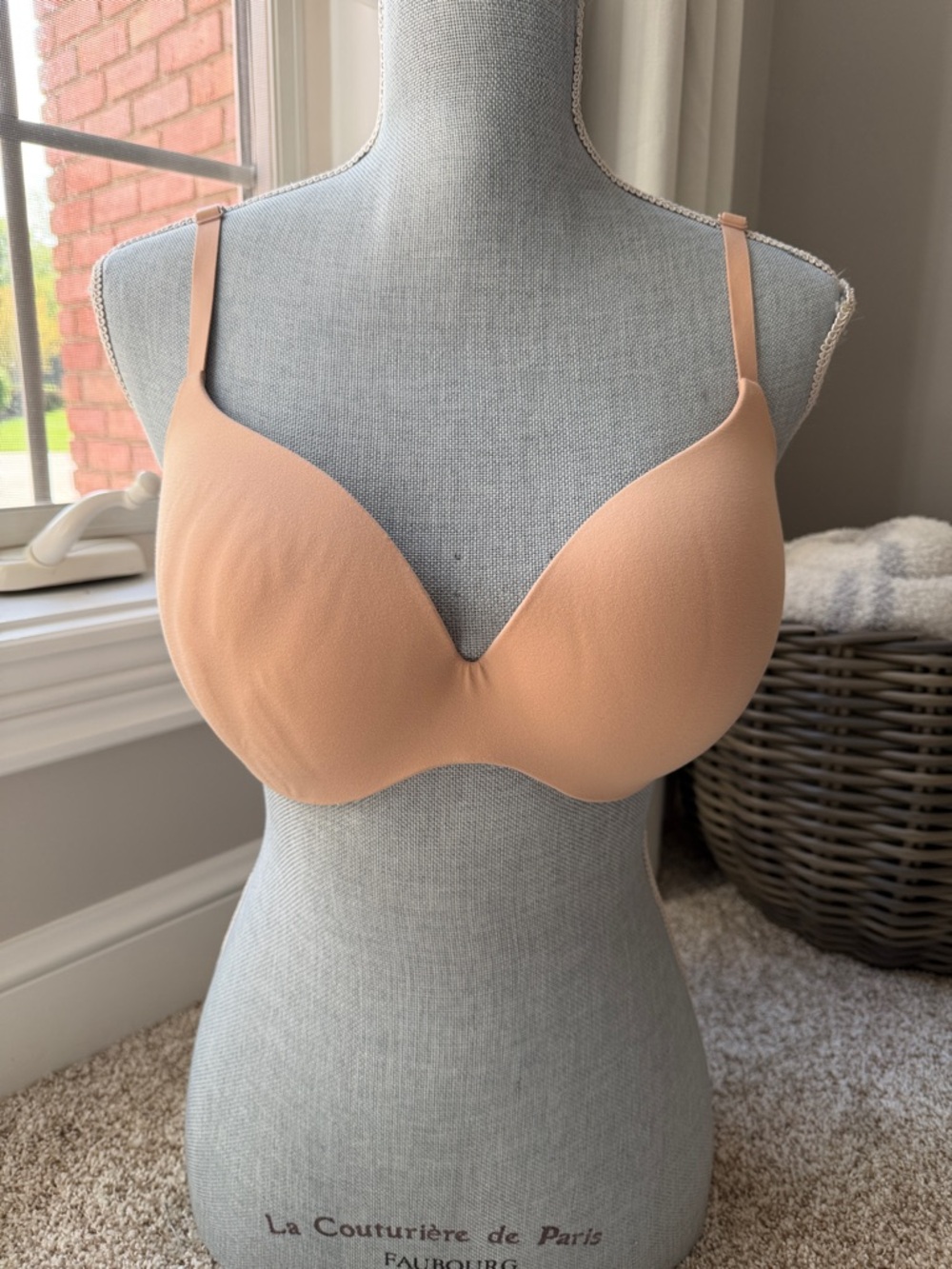 VICTORIA’S SECRET Nude Seamless Padded Underwire Perfect Shape Bra